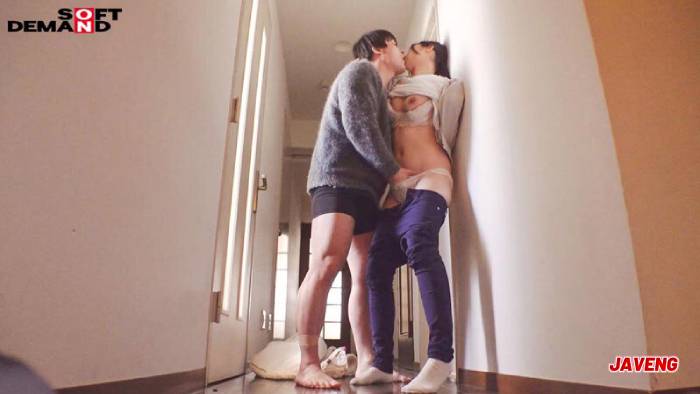 Yumi Imamura, 34, is a naturally cheerful girl who is always smiling at her painting school. Chapter 4: The living room where she usually relaxes with her husband is covered in orgasmic pee and squirting juices! Forbidden home filming in broad daylight SDNM-519