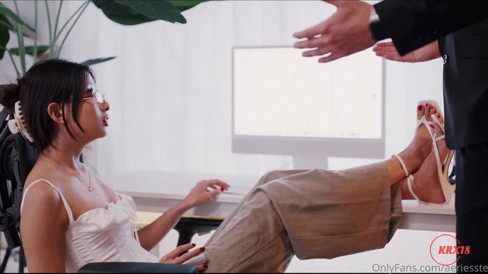 Secretary Aeries Steele Gives A Blowjob To Her Boss