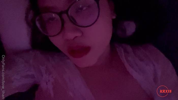Bow Than Rubs Her Cunt In Her Bed