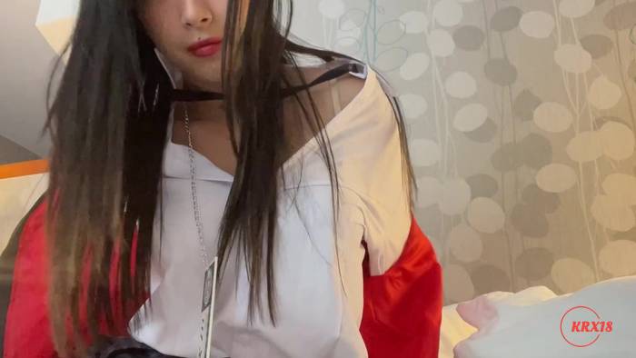 Elle Lee Masturbates With An Anal Plug