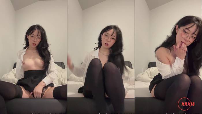 Sooyensu Spreads Her Legs To Rub Her Cunt