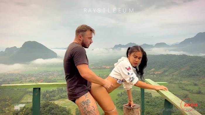 Raysi Leeum Has Outdoor Sex